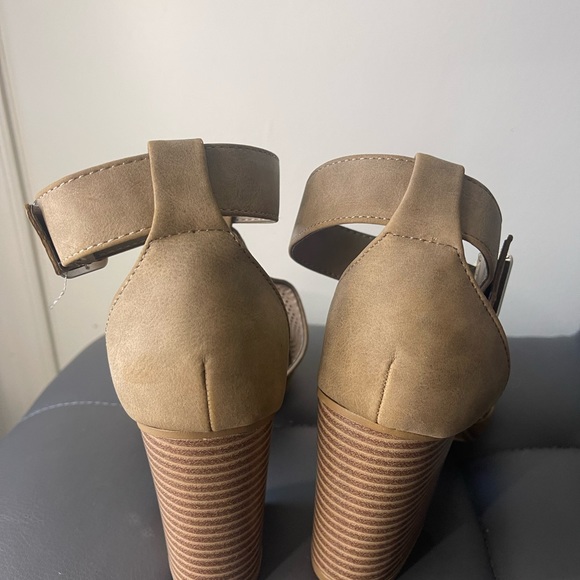 Soda Cutout Heel Sandals - Picture 4 of 5